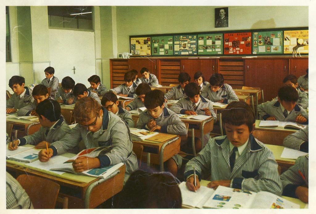 L'aula dels fets, l'any 1974. Al clatell hi teníem els ulls del Caudillo.